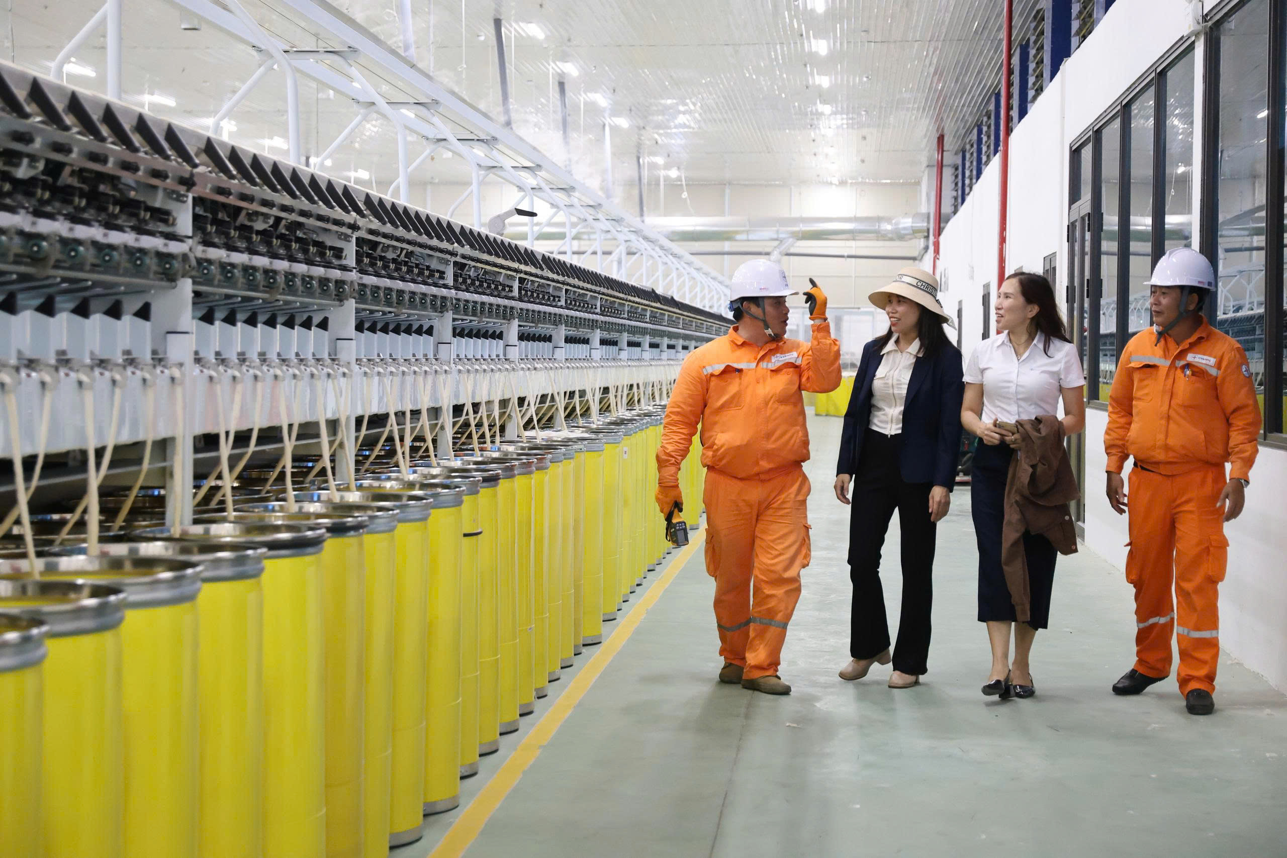 Doanh nghiệp ‘chia lửa’ cùng ngành Điện trong cao điểm nắng nóng