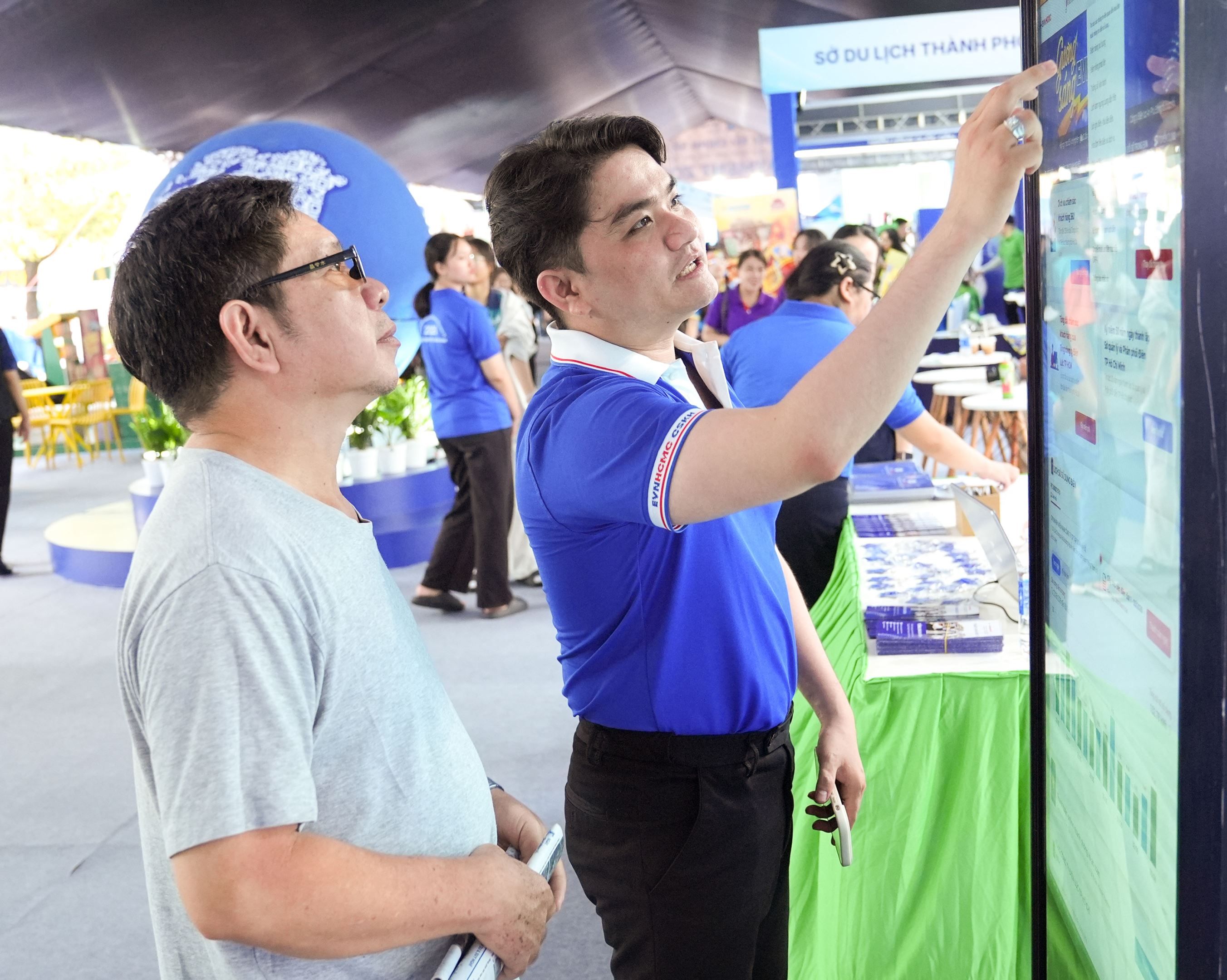 Ngày Tài chính số 2026: Hơn 1.200 lượt khách hàng trải nghiệm dịch vụ điện trực tuyến của EVNHCMC