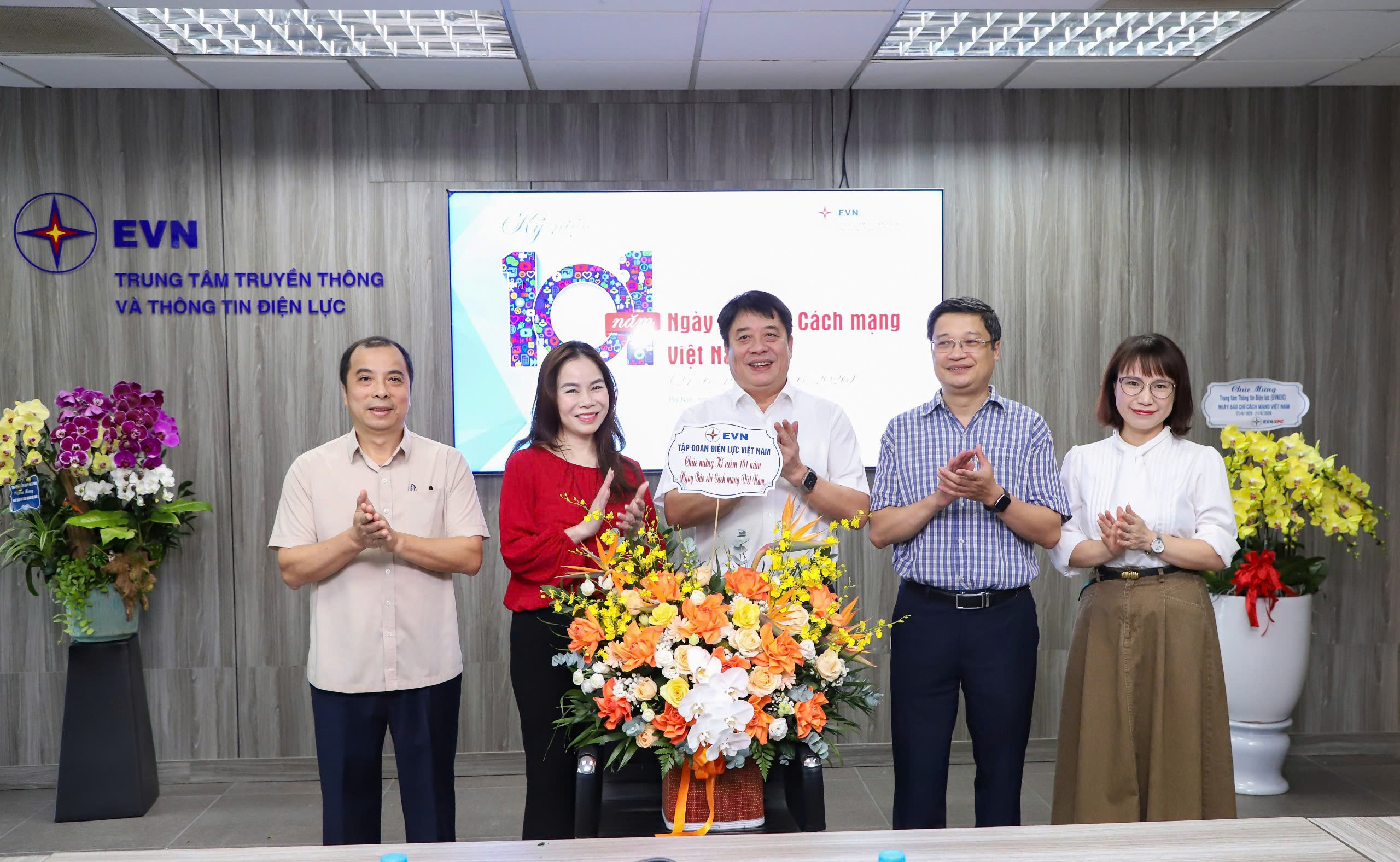 Lãnh đạo Tập đoàn Điện lực Việt Nam chúc mừng cán bộ nhân viên EVNEIC nhân kỷ niệm 101 năm Ngày Báo chí Cách mạng Việt Nam