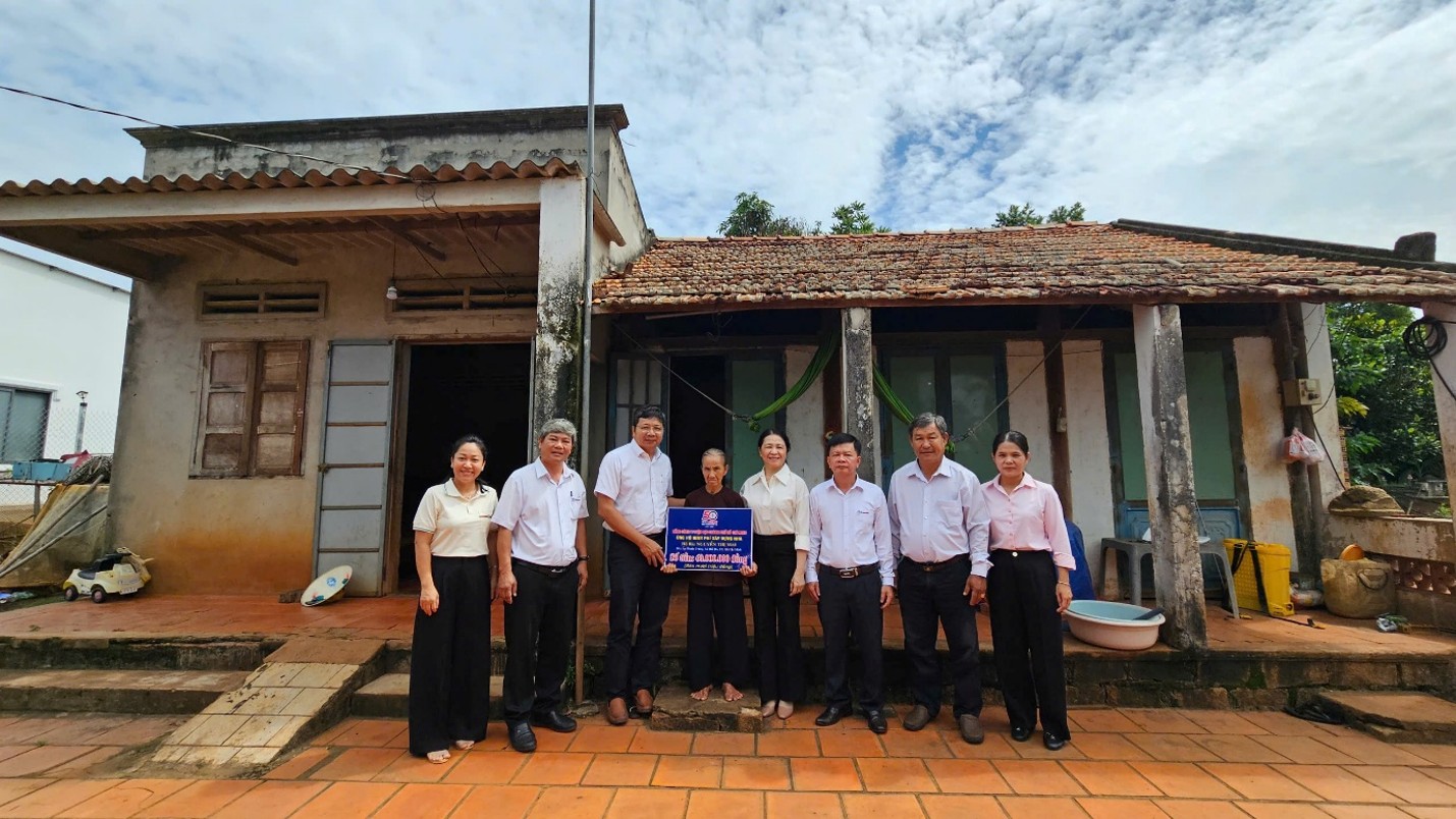 EVNHCMC hỗ trợ 120 triệu đồng xây nhà cho các hộ khó khăn tại xã Đất Đỏ