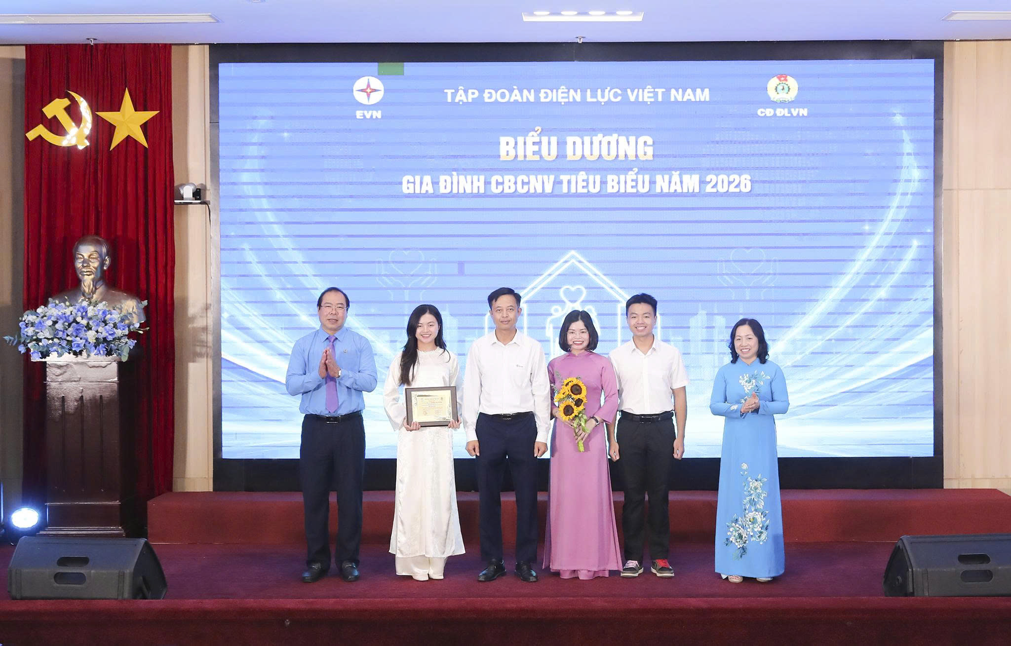 Vinh danh 85 học sinh giỏi và 42 gia đình tiêu biểu cấp Tập đoàn Điện lực Việt Nam