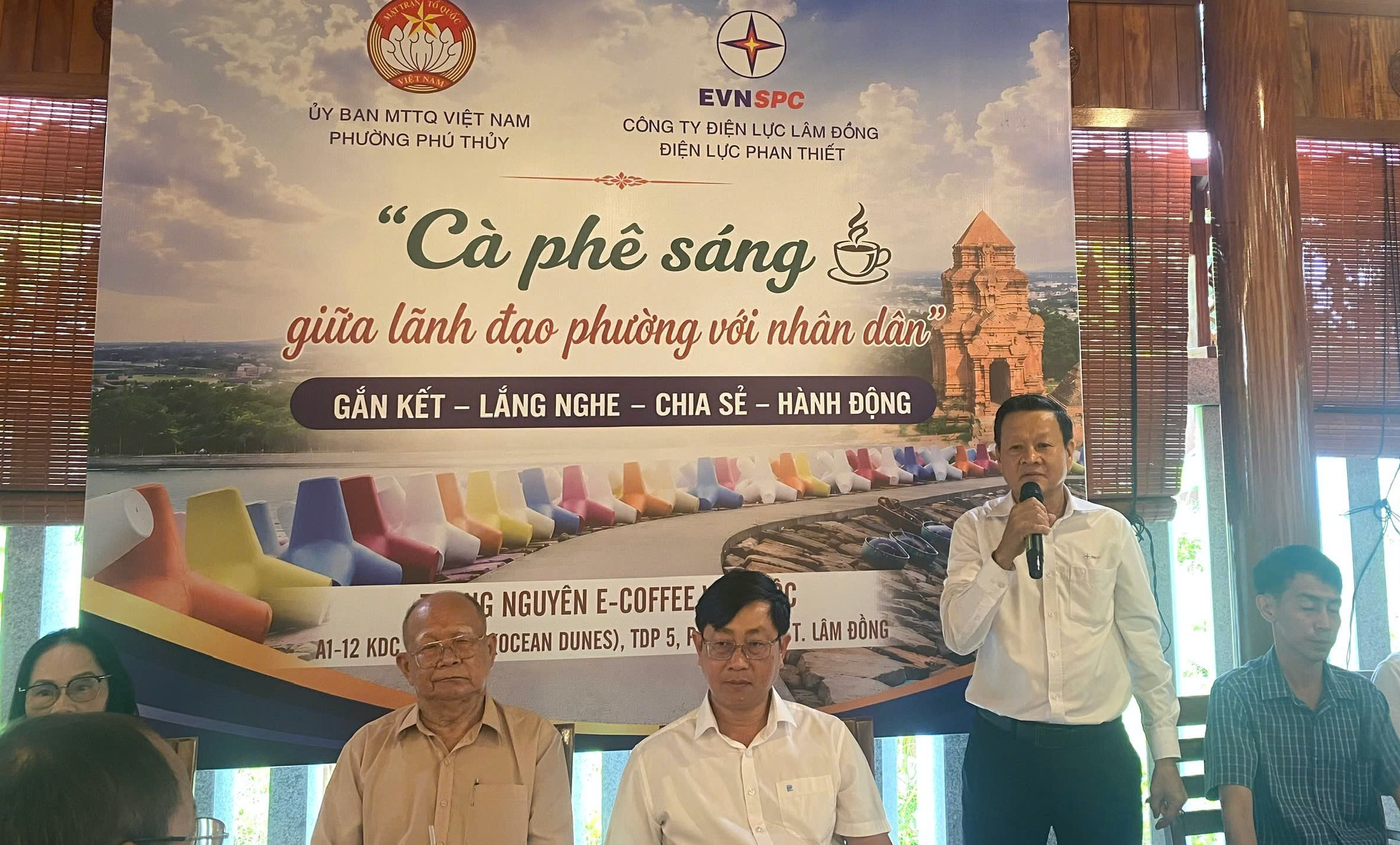 Bên ly cà phê, nghe dân nói chuyện điện!
