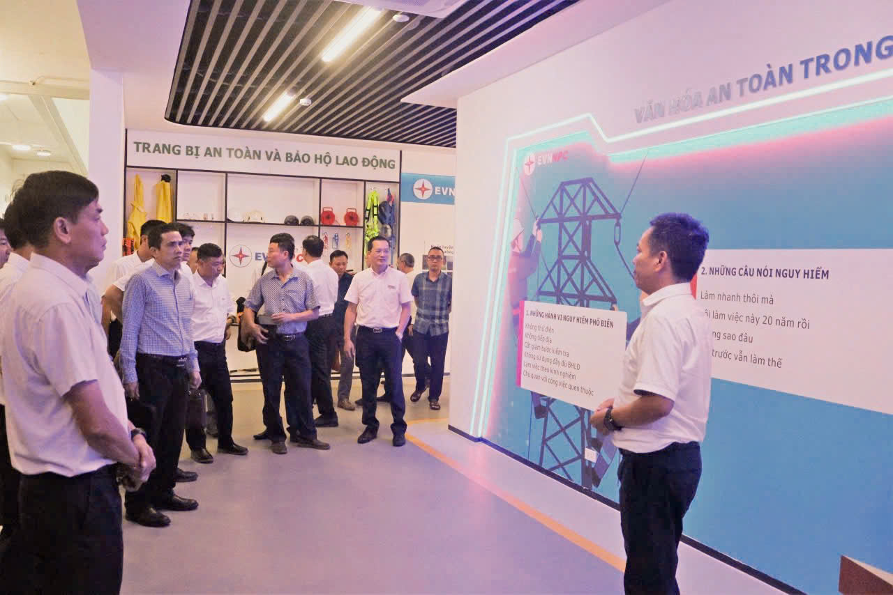 Đoàn công tác EVN khảo sát thực tế Thao trường An toàn điện và nhận diện mối nguy tại NEPC