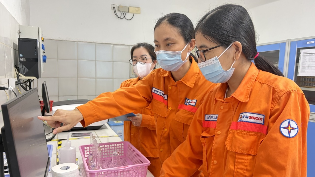 Dấu ấn sáng tạo của phụ nữ EVN