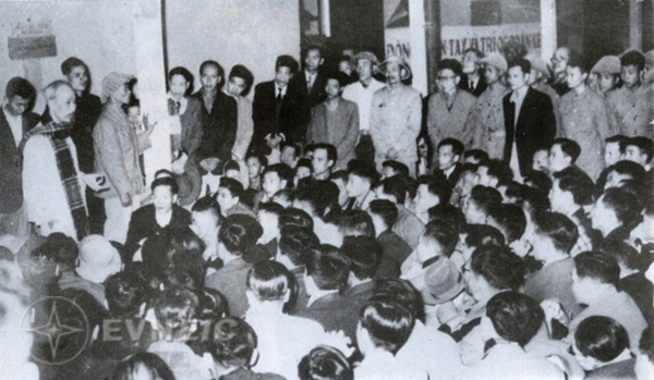 Bác Hồ về thăm và nói chuyện với CBCNV ngành Điện năm 1954. Ảnh tư liệu