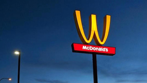 McDonald\'s tôn vinh phụ nữ bằng cách… lật ngược logo